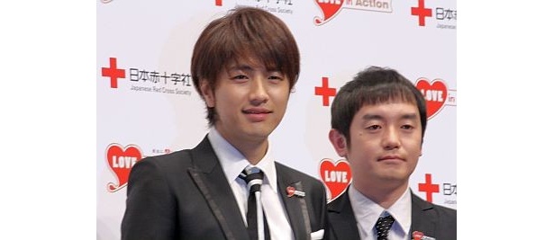 ゆずの北川悠仁さん＆岩沢厚治さん(左から)