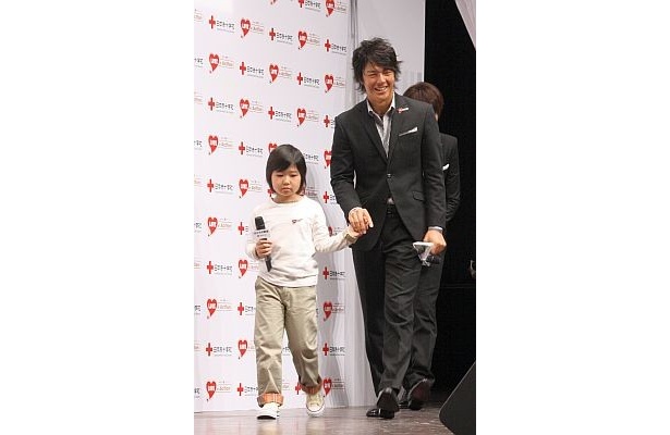 手をつないで登場した2人