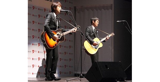 ゆずが生ライブを披露