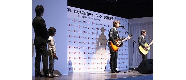 リズムをとって聞き入る石川選手