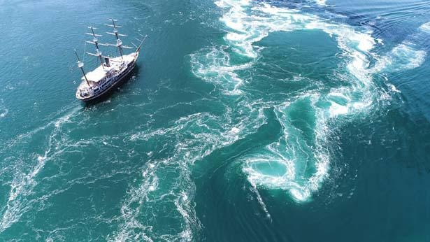 うずしおクルーズは咸臨丸と日本丸という大型帆船を使用/鳴門の渦潮