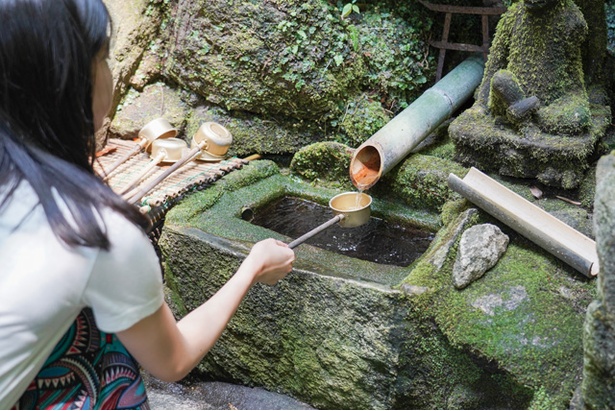 【写真を見る】仁比山神社 / 本殿裏の「金剛水」は、無病息災などを願って飲むとよいとされる