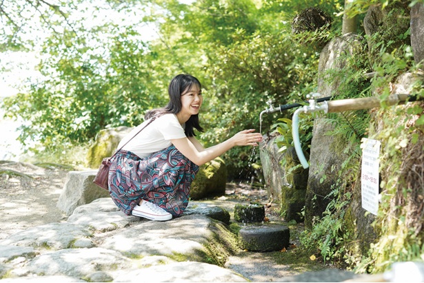 おしとり 神埼店 / 地下50mから汲み上げる冷たい地下水を自由に飲める、水汲み場も完備