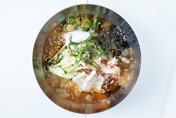 カフェ＆レストラン パラム / 韓国冷麺(800円)。ビビン冷麺(800円)も好評