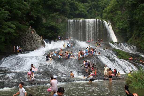 龍門の滝 / 滝の下に浅瀬があるので、小さな子供も水遊びができる