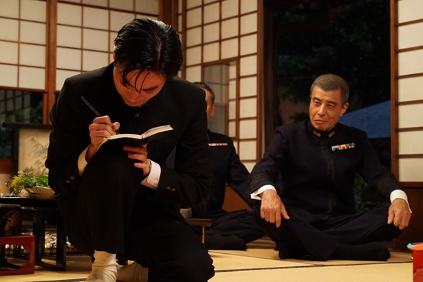 海軍少将たち相手にも物おじせず、得意の計算を披露!