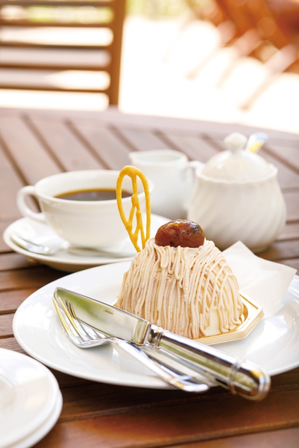 雄大な穂高連峰をイメージした名物「ジャンボ・モンブラン」(1850円)は「コーヒー」(670円)と共に / 上高地 ホテル白樺荘