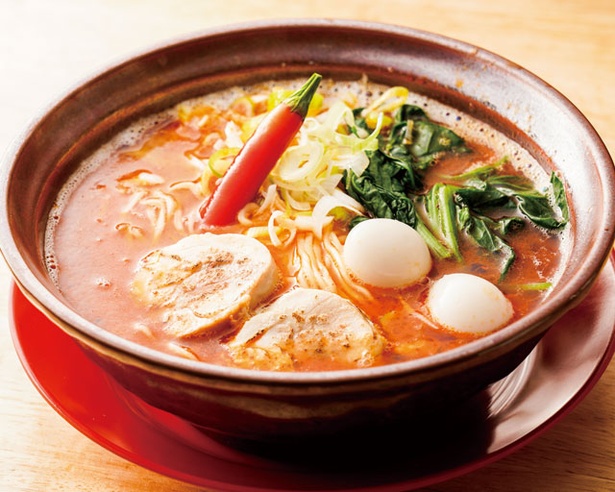 「鶏白湯レッド」(730円)。赤いスープに溶け込んでいるのは豆板醤など / 鶏白湯ラーメン 絶好鳥