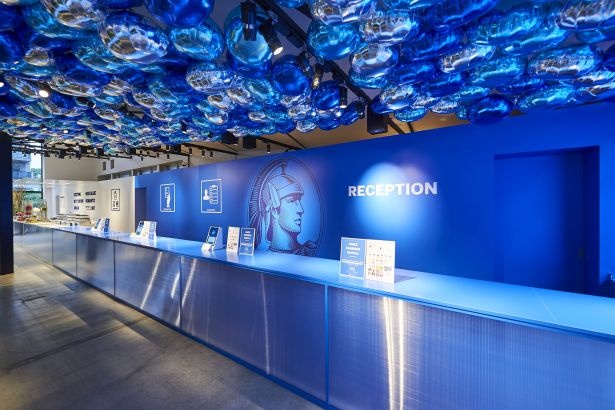 【写真を見る】ブルーが基調となった「AMEX SUMMER SUPPLI」店内
