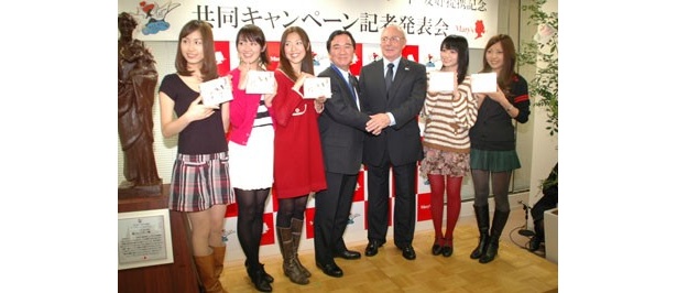 記者会見に登場したメリーチョコレートの吉田社長（左から4番目）とセント・ヴァレンタイン村のルッソー村長（同3番目）