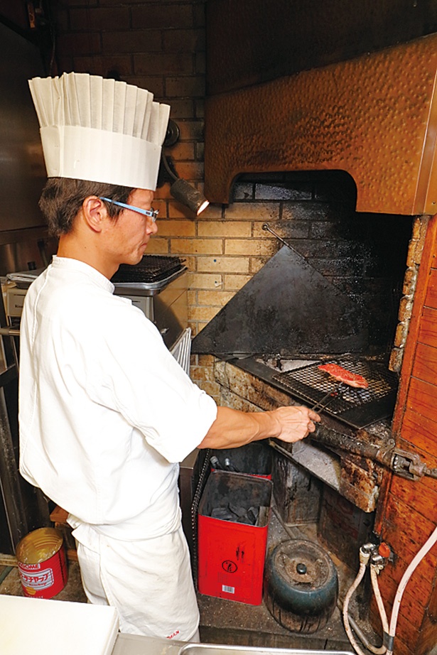 【写真を見る】自慢のステーキは、炭火で焼き上げる