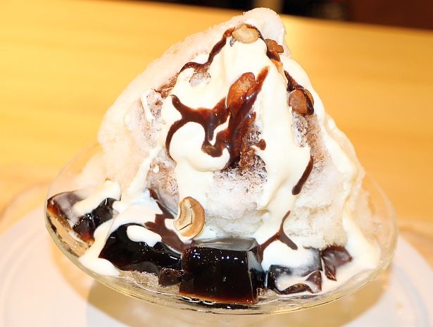 コーヒーゼリーやチョコソース、ナッツのトッピングで大人味に