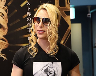 大阪でホスト界の帝王・ローランドの展覧会開催！ 「Ro LAND ～俺か、俺以外か～」初日に本人来場