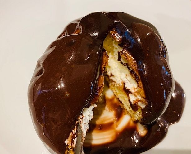 「ビニョラータ アル チョコラート」。チョコの中はシュー生地と生クリーム