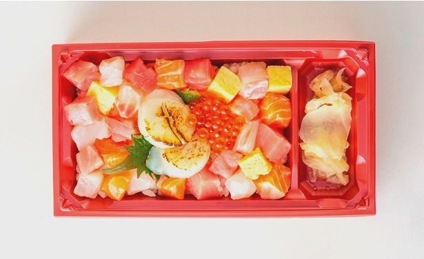 鮮度や質のいい魚介が自慢！新鮮なネタをふんだんに使ったぜいたくな一品。「ばらちらし丼」(1280円)/ sakana bacca(トラベラーズキッチン内)