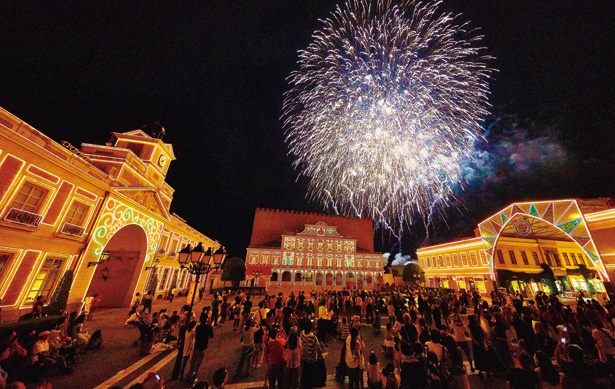 ナイトスペクタクルのラストを飾る花火と音楽の競演「ムーンナイトフィナーレ」は必見/「志摩スペイン村」