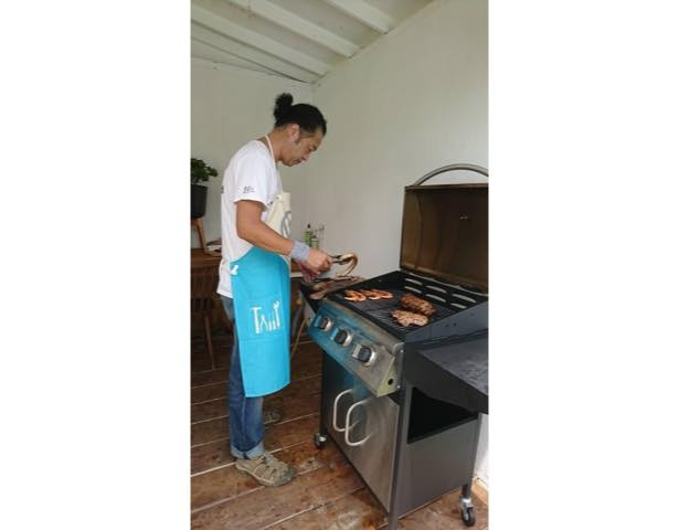 THE HOUSE FARMで肉を焼くシェフ