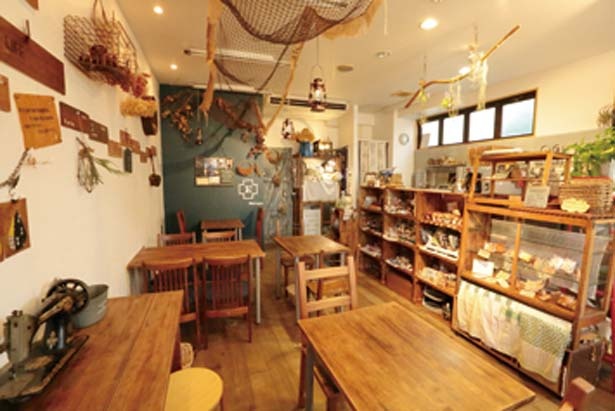 木材を多用した店内は、テーブルや棚などの家具にいたるまで店主の手作り/MAKE E CAFE