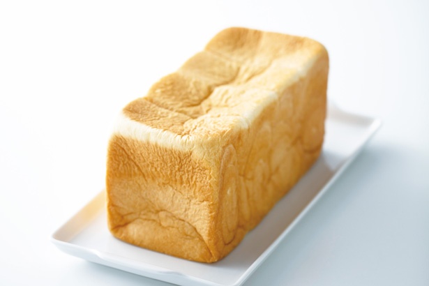 製法は企業秘密！感動的なふわモチ食感を味わえる。「高級旨食パン」(1本2斤 1000円) / 池田温泉