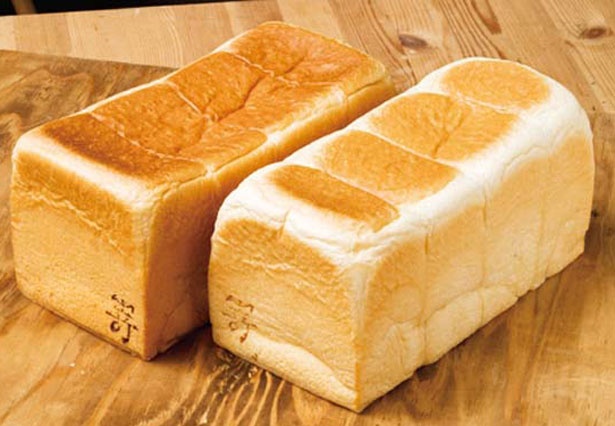 味わいの異なる2種の食パンから選べるのも人気の理由。食べ比べも楽しんで/高級食パン専門店 嵜本＆jam