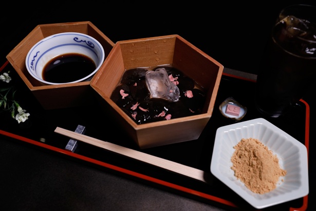 「蕨もち お飲み物セット」2,350円（写真はアイスコーヒー）。火山灰の土壌で栽培された、香り高い九州産の黒本わらび粉を使用
