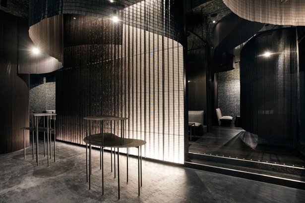 建築家の隈 研吾氏が和をイメージして設計。壁や調度品は黒でまとめられ、各席を黒いよしずで仕切り、落ち着いた空間を造り出している