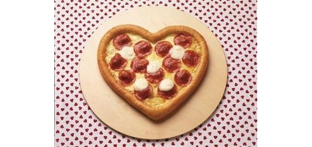 【画像】ハート形の生地にペパロニやフレッシュモッツァレラチーズをトッピングしたスペシャルピザ！