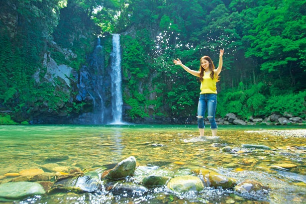 神鍋高原随一の涼スポットの「八反の滝」。浅い滝壺が広がり、水辺で涼を楽しむことができる。天気のいい昼間など水面がキラキラと輝く/八反の滝
