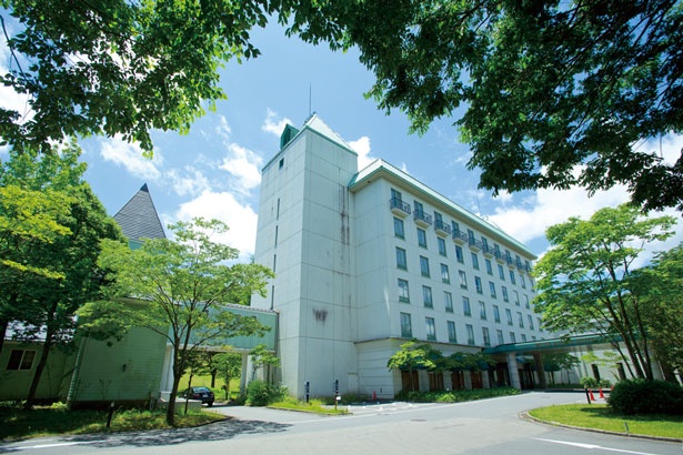 神鍋高原の自然に囲まれたホテル。7月21日から8月31日(土)にはプール(1200円)もオープン/ブルーリッジホテル