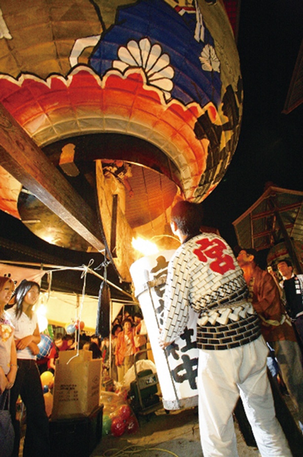 「三河一色大提灯まつり」では、8月24日(土)の19時ごろに献灯祭が行われる