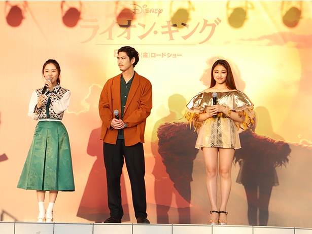 「ライオン・キング」の大阪プレミアイベントに（左から）門山葉子さん、賀来賢人さん、RIRIさん