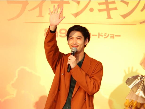 集まったファンに手を振る賀来賢人さん