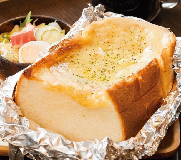 「チーズトースト(サラダ・ドリンク付き)」(580円～)/BACK STREET COFFEE