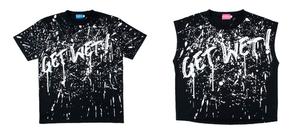 「GET WET！」と書かれたTシャツ(各2600円)。左がメンズ、右がレディース。サイズはどちらもMとLを用意