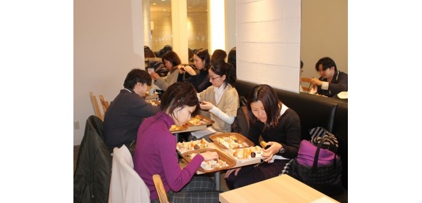 YWコラボ試食会で、新旧ベーグルを食べ比べ