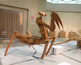 身近にある素材で創られたアート作品　山形県の酒田市美術館で「遊びごころの『か・た・ち』展」開催中