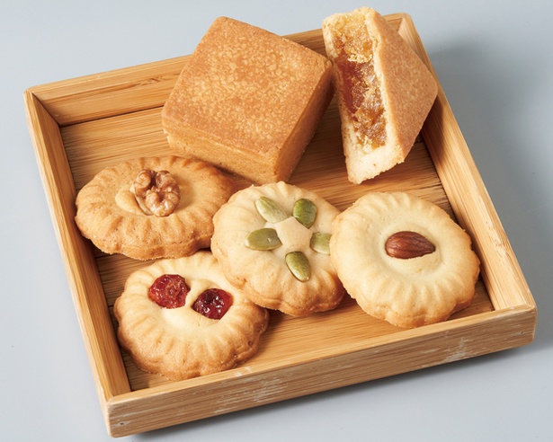 パイナップルケーキ1個(270円)、クッキー1枚(75円) / 百宝