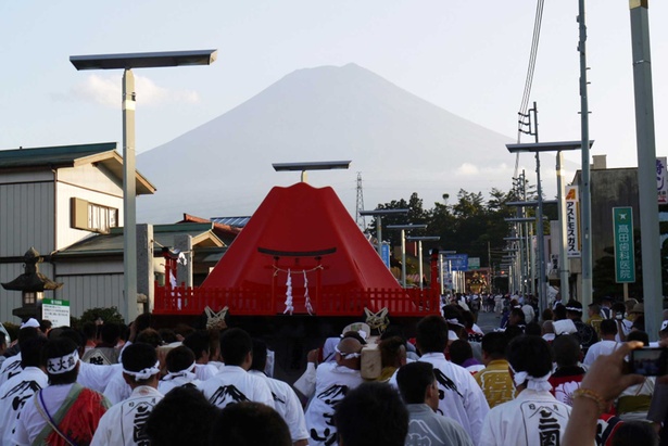 富士を表す「御影」(お山さん)の神輿が参道を下って練り歩く