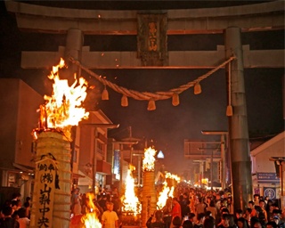 山梨県富士吉田市で街中に火が灯る奇祭「吉田の火祭」開催
