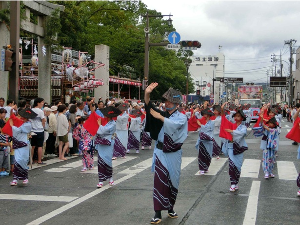 リズム豊かな唄で始まる｢農兵節｣のパレード