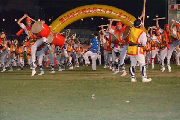 全島からエイサーの精鋭たちが集結するエイサーの祭典