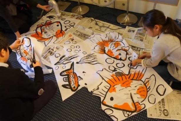 スペシャルワークショップの「金魚水墨館」では 深堀氏が講師となり参加者と一緒に金魚を描く