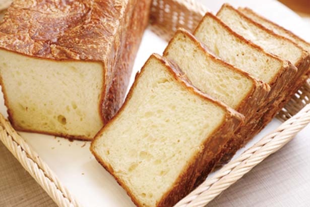 人気のクロワッサンと同じ製法で作られる、約5枚切りのデニッシュ生地の食パンを使用/メゾンカイザー ルクア大阪店