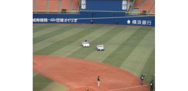 バックスクリーンより、リリーフカーに乗って登場