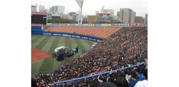 客席はバックネットからライトポールまでぎっしりと埋まった