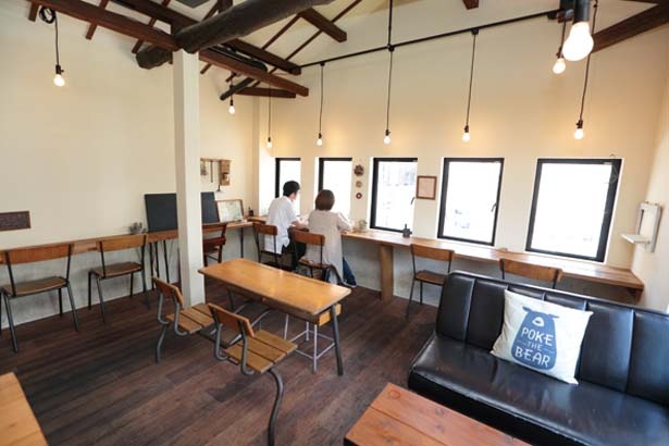 カフェスペースには学校の椅子や机もあり、懐かしい雰囲気/パンとカフェの店 BRUNO