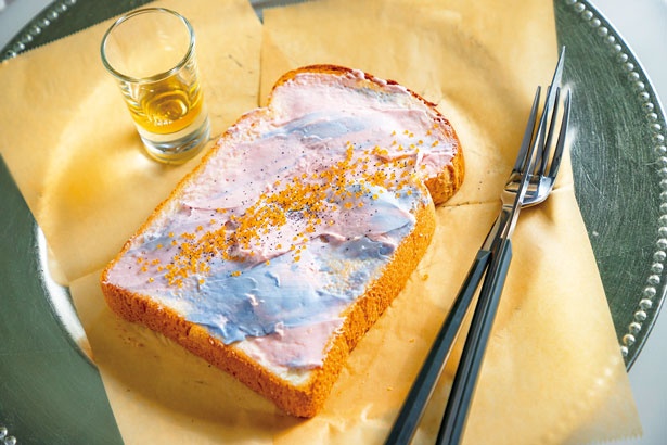 Sky vibes on toast(800円)。天然食材の色を生かし、ブルーはバタフライピー、ピンクはビーツパウダーで色付け/LITT UP. KYOTO