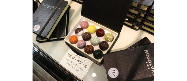 伊勢丹新宿店初登場で注目される「ユーゴ＆ヴィクトール」のモダンなチョコ。これら人気のチョコを求め、店舗のある6階から3階まで長蛇の列が続いた