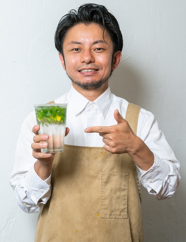 「パクチーの香りとレモンが爽やか！」と、築地スパイス食堂 かぶとの吉岡 健シェフ