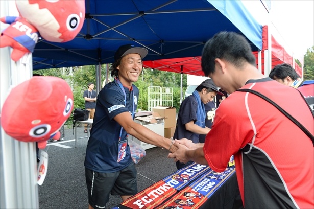 出張販売所にFC東京の石川直宏さん(現FC東京クラブコミュニケーター)が応援にかけつけた(8月10日　FC東京「XFLAG Day」)